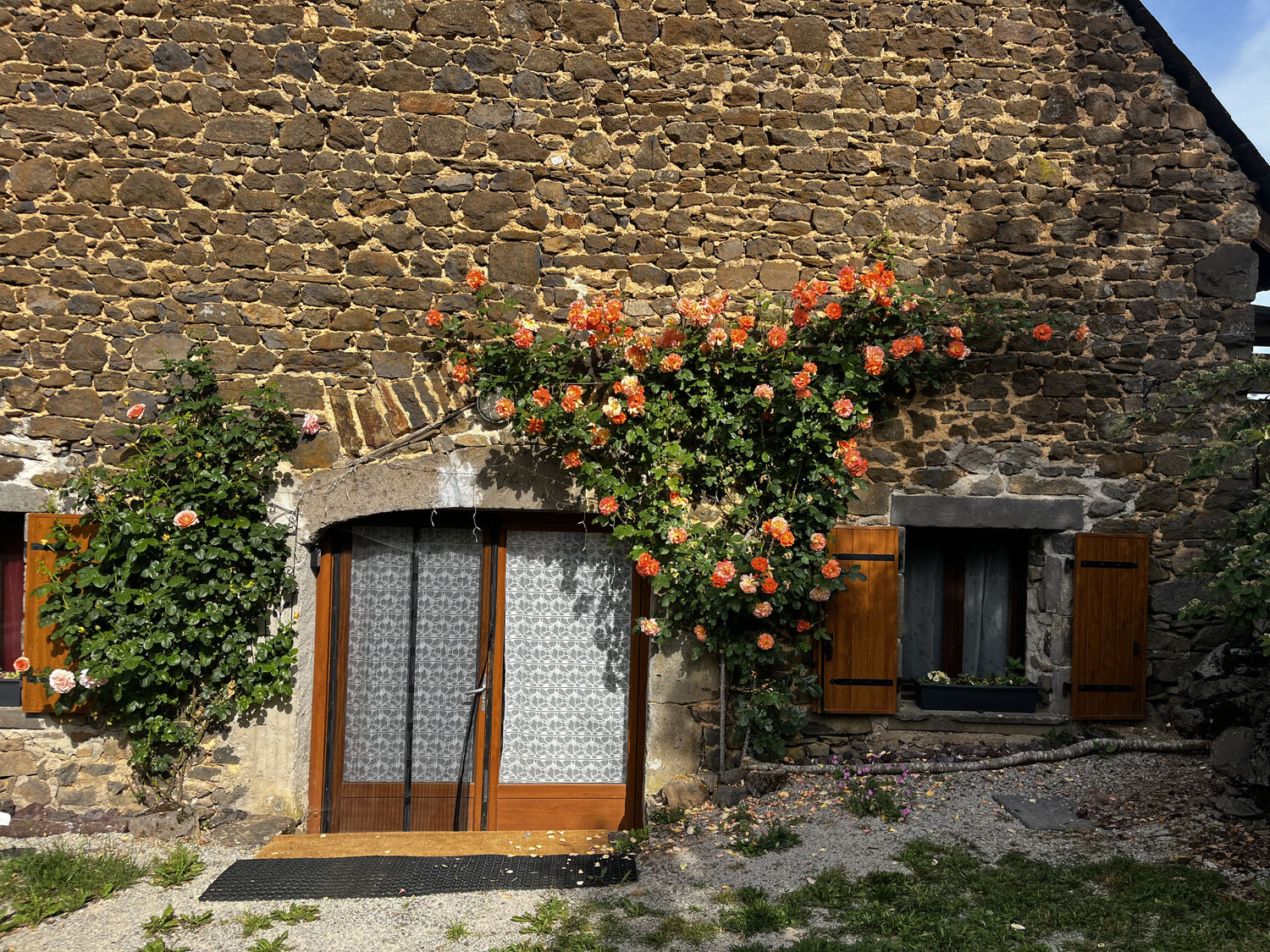 Le gîte Au Paradis de Nany, façade en pierre fleurie