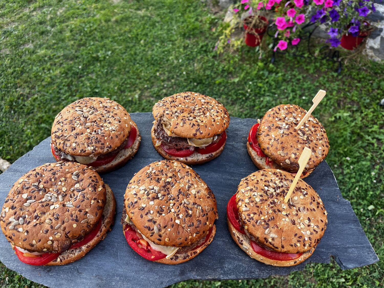 Burgers maison servis dans le jardin