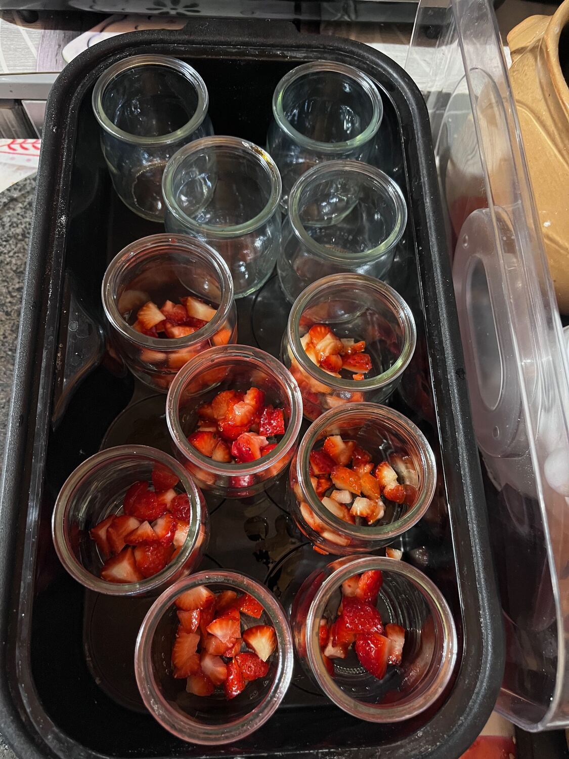 Préparation de verrines aux fraises