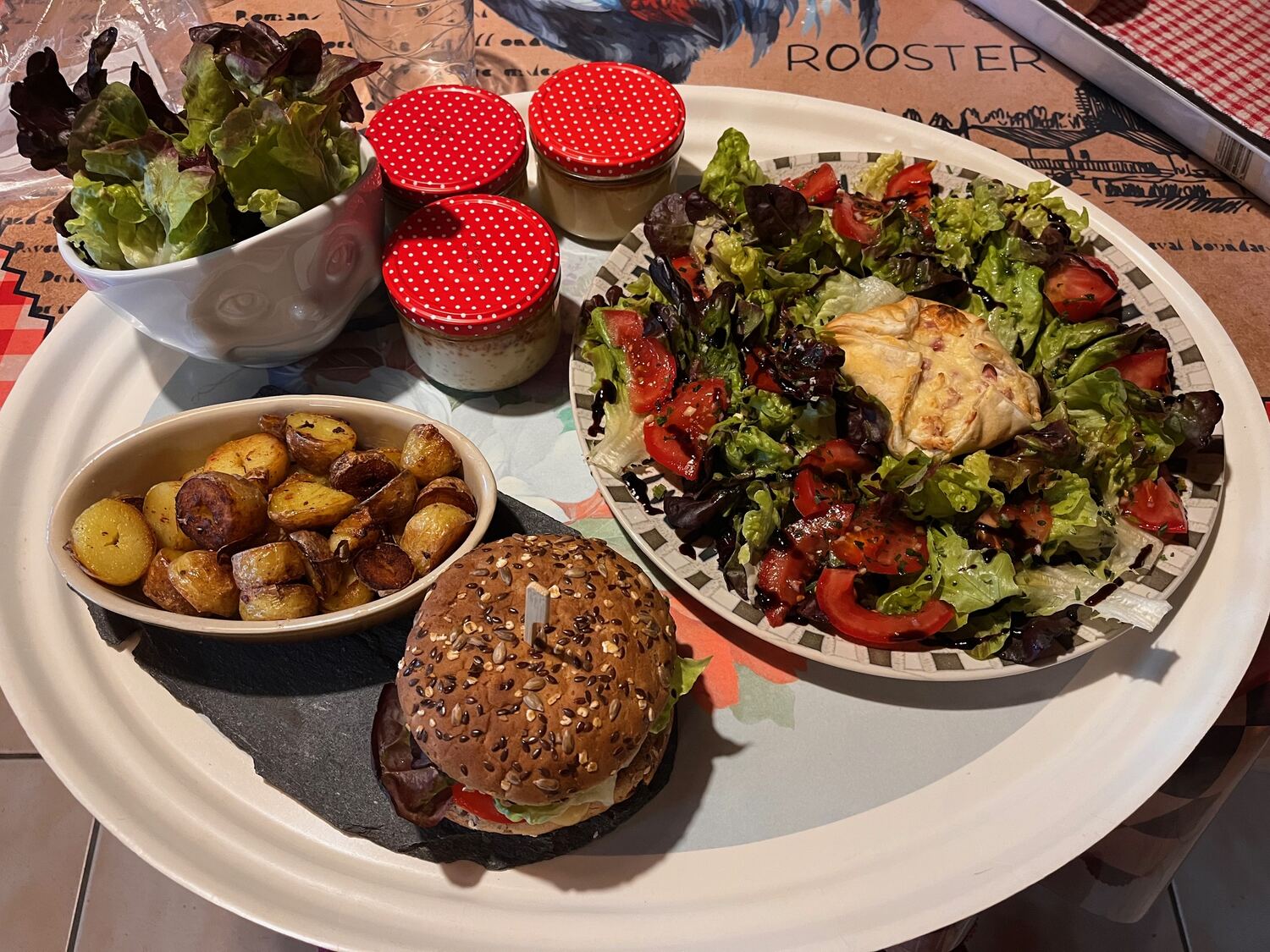Assiette repas maison : salade, burger et pommes de terre