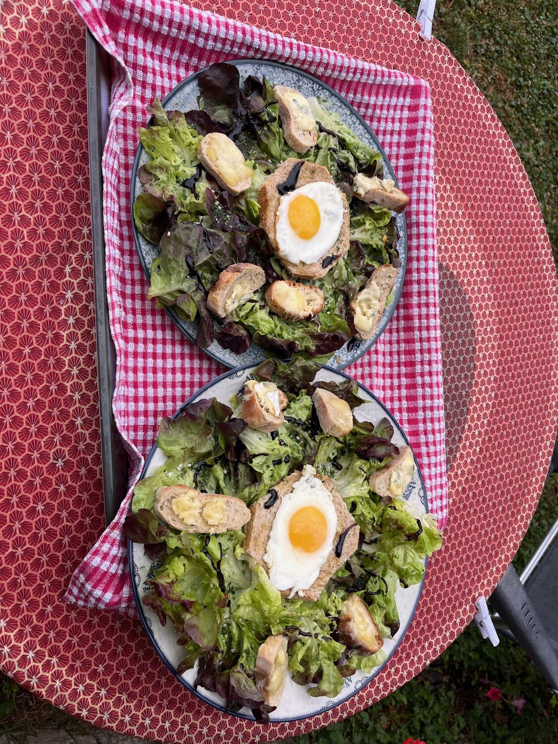 Salades composées avec œuf mollet et toasts de chèvre