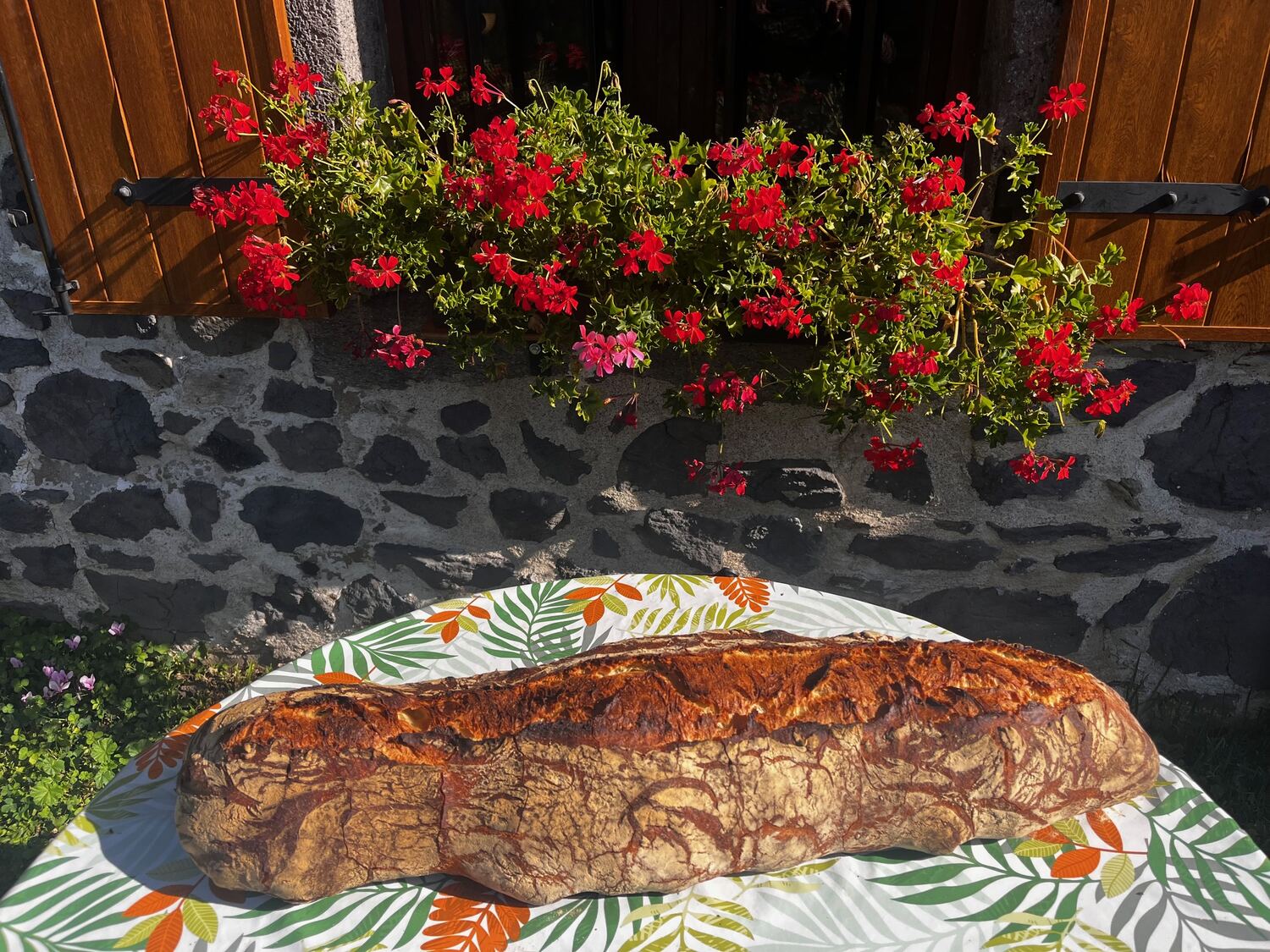 La façade fleurie du gîte et son pain maison