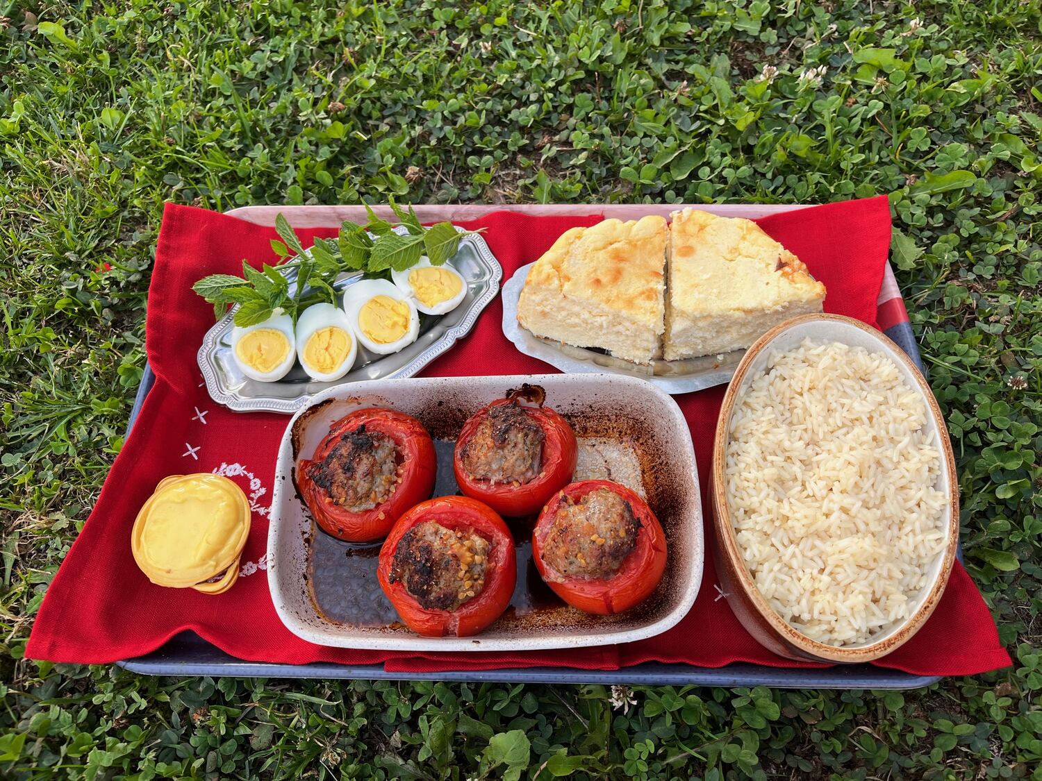 Tomates farcies, riz et œufs durs, repas maison