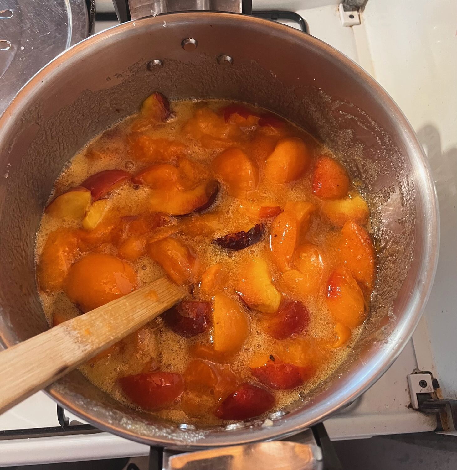 Confiture d'abricots en préparation