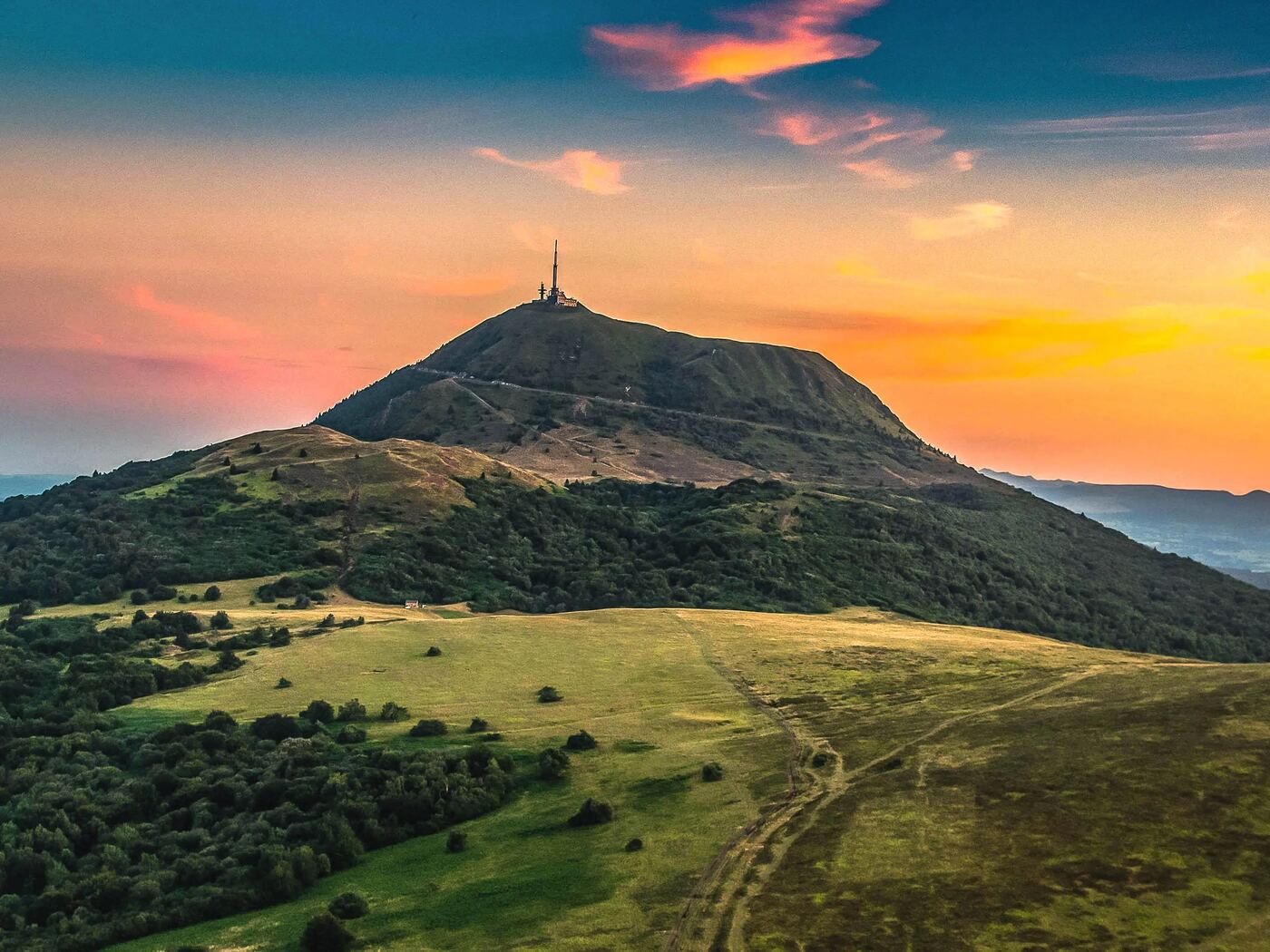 Un volcan d'Auvergne au coucher du soleil