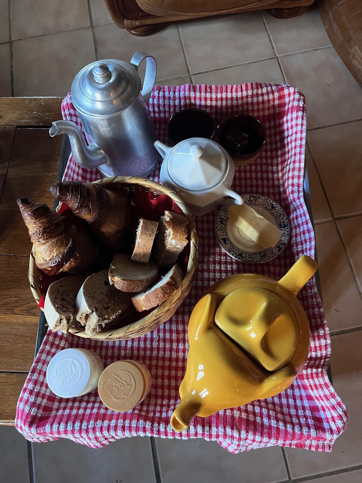 Petit déjeuner fait maison au gîte : pain, croissants, confitures