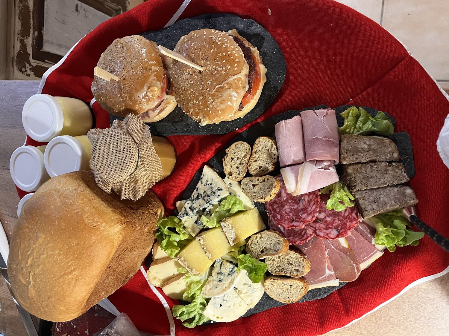 Plats maison en préparation sur la cuisinière